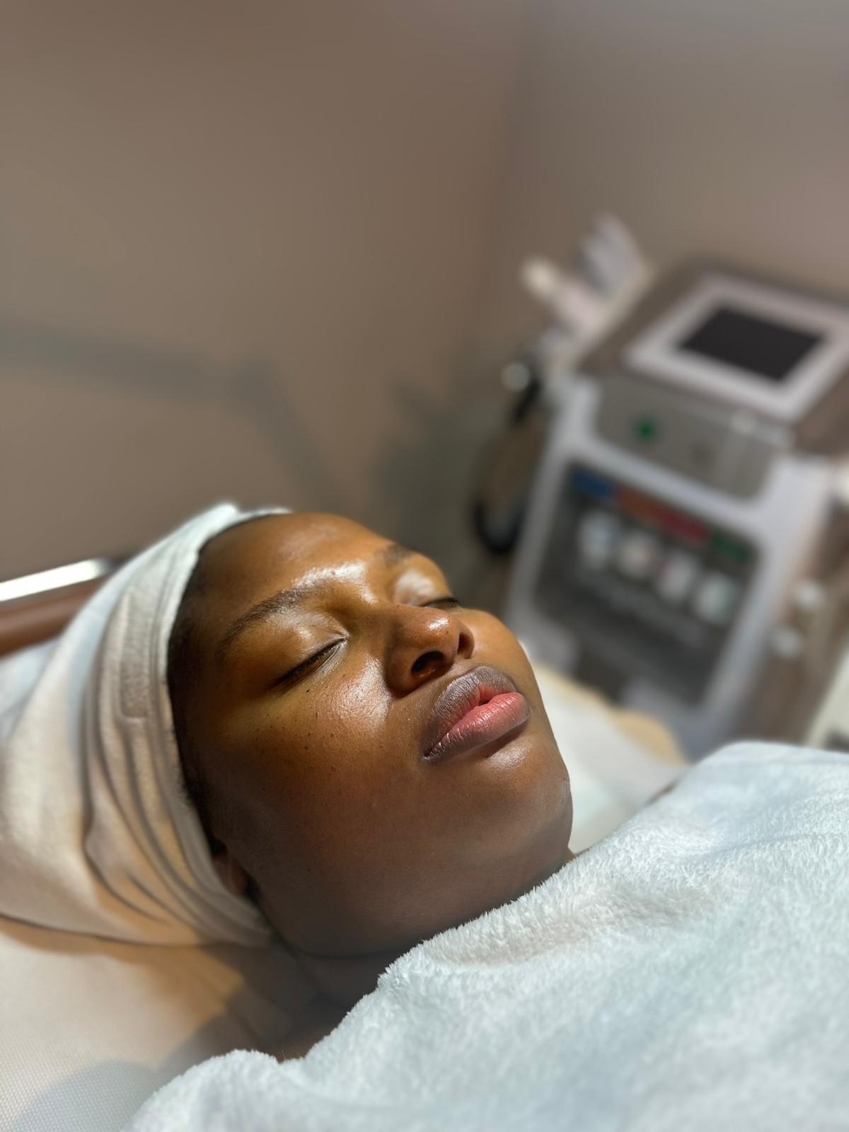 Cliente en soin Hydraface chez Syiskin Institut